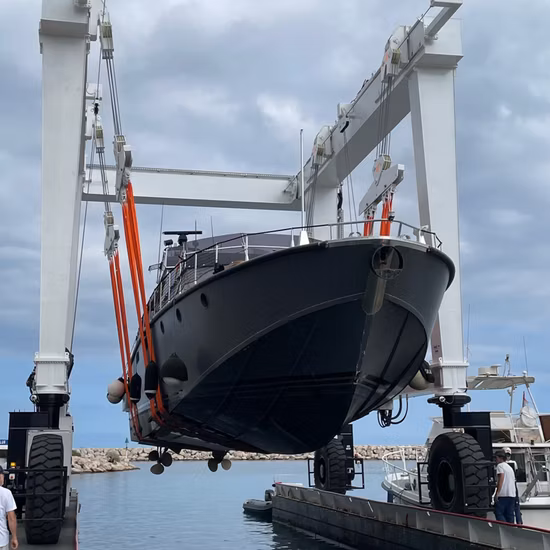 Grúa pórtico móvil para elevación de yates y barcos